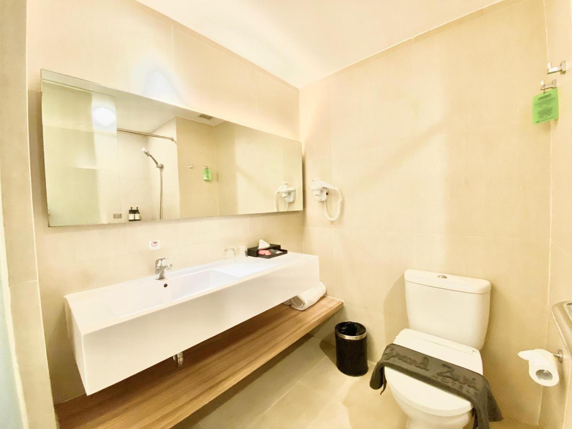 Grand Zuri Malioboro Hotel Yogyakarta Exterior photo